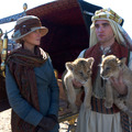 “アラビアのロレンス”ロバート・パティンソン、赤ちゃんライオン抱っこに萌えキュン!?・画像