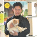 「実は犬を飼ってる」伊藤淳史、猫カフェで猫にメロメロ！・画像