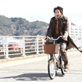 綾野剛の“怪物”、初めての自転車！「フランケンシュタインの恋」クラインクイン・画像
