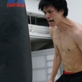 鈴木伸之、過酷なトレーニングで鍛えた肉体美を披露！『東京喰種』・画像