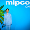 三浦透子がMIPCOMレッドカーペットに登場「エルピス」フランス・カンヌで世界初上映・画像