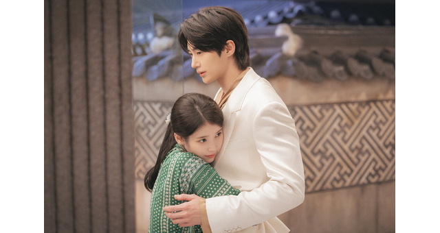 “ロイヤルカップル”IU＆ビョン・ウソクが歴代最強級の絵ヂカラ！ 画像