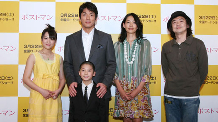 『ポストマン』完成披露試写会にて（左から）北乃きい、長嶋一茂、小川光樹（手前）、原沙知絵、今井和久監督