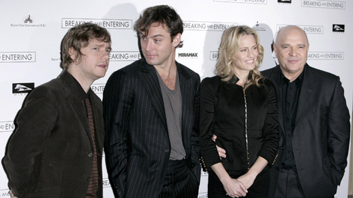 2006年10月に開催されたロンドン映画祭にて『こわれゆく世界の中で』のキャストたちと並ぶアンソニー・ミンゲラ監督（左端）　-(C) Getty Images/AFLO