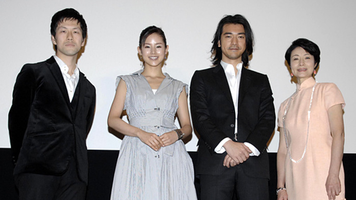 『Sweet Rain 死神の精度』初日舞台挨拶にて（左から）筧監督、小西真奈美、金城武、富司純子
