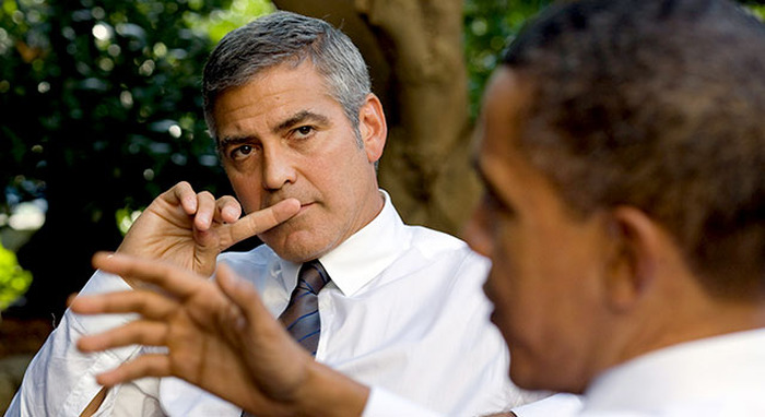 バラク・オバマ大統領を見つめる、ジョージ・クルーニー -(C) Getty Images