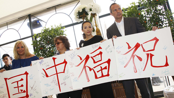 カンヌ国際映画祭で四川大地震の義援金を集めるチャリティ活動を行ったチャン・ツィイー　-(C) Getty Images/AFLO