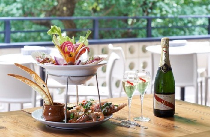 東京・外苑前のキハチ 青山本店では、外苑いちょう並木を望むテラスでシャンパンのG.H.マムをフリーフローで楽しめる秋限定企画「 Enjoy Champagne! 」を11月30日（日）まで開催。