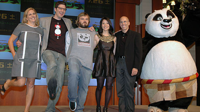 『カンフー・パンダ』来日記者会見。右からジェフリー・カッツェンバーグ（ドリームワークスCEO)、ルーシー・リュー、ジャック・ブラック、マーク・オズボーン監督、プロデューサーのメリッサ・コブ。