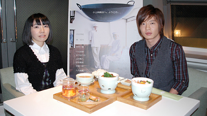 『しあわせのかおり』公開記念メニューを前に笑顔の田中圭さんとシネマカフェ読者を代表してインタビューを行った廣津幸恵さん。
