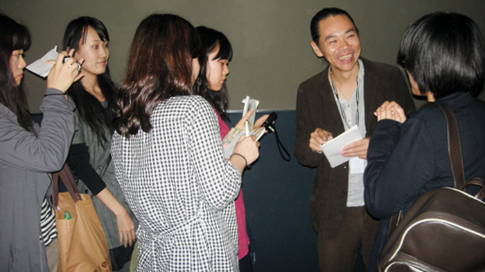 女性ファンにサインをせがまれる石井克人監督。  photo：Ayako Ishizu