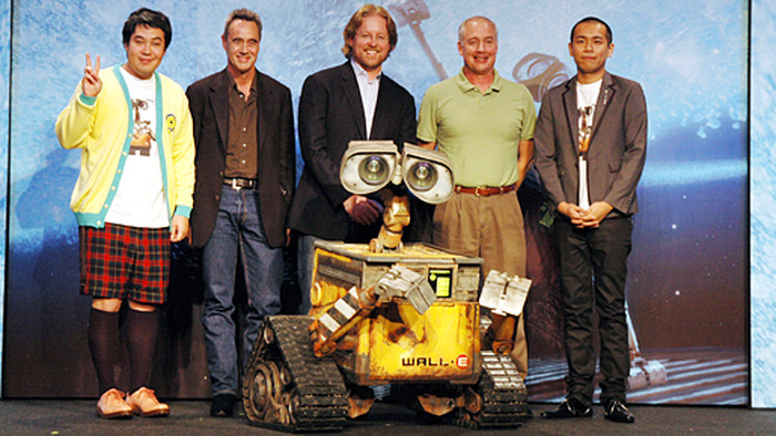『WALL・E／ウォーリー』来日記者会見。“ウォーリー”を囲むタカ（タカアンドトシ）、ジム・モリス（プロデューサー）、アンドリュー・スタントン監督、ベン・バート（サウンド・デザイン)、トシ（タカアンドトシ）。