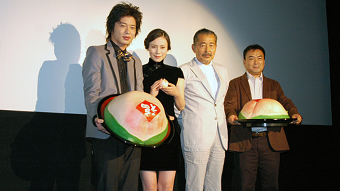 『しあわせのかおり』初日舞台挨拶。（左から）田中圭、中谷美紀、藤竜也、三原光尋監督。