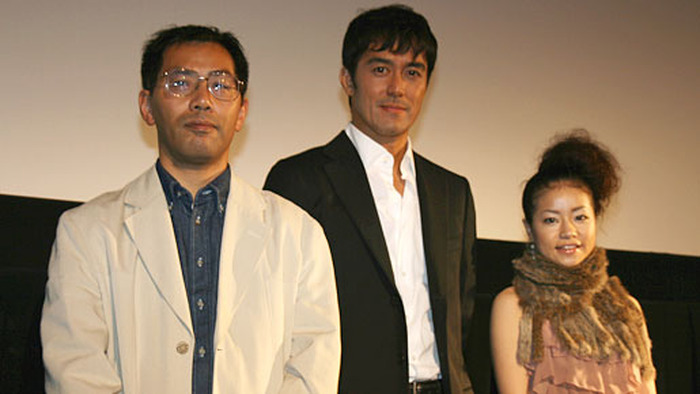 『青い鳥』舞台挨拶にて（左より）中西健二監督、阿部寛、まきちゃんぐ