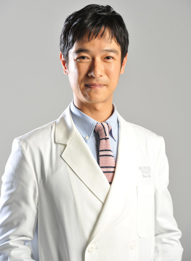 白衣に身を包んだ、堺雅人（日野倫太郎役）／ドラマ「Dr.倫太郎」