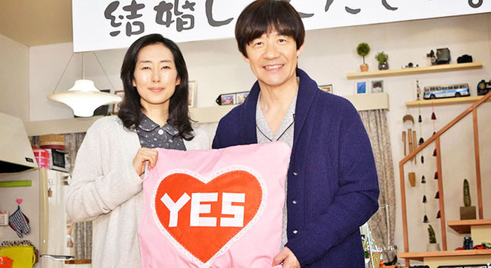 “YES・NO枕”をもった内村光良＆木村多江／ドラマ「ボクの妻と結婚してください。」記者会見