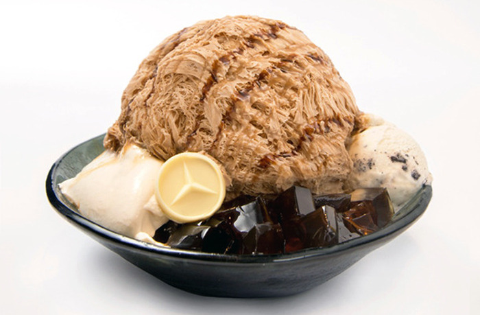 メルセデス・ベンツのロゴマークをあしらったホワイトチョコレートを乗せた「コーヒーかき氷」