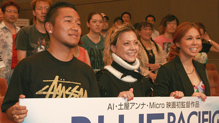 『BLUE PACIFIC STORIES』完成披露試写会にて（左から）Micro、土屋アンナ、AI