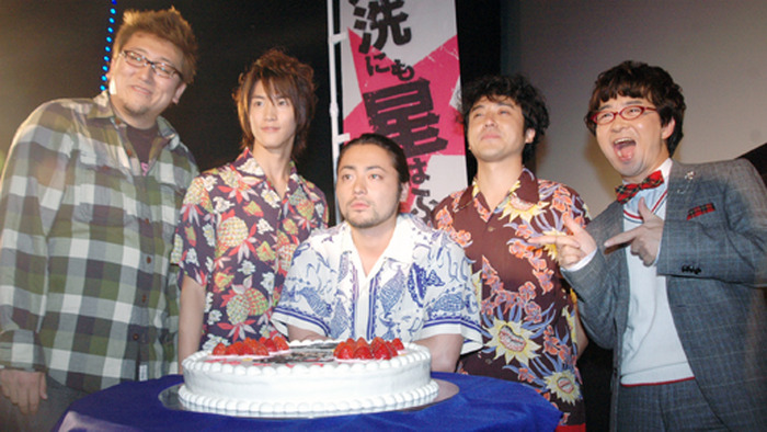 『大洗にも星はふるなり』舞台挨拶。誕生日を祝うケーキを囲む（左から）福田雄一監督、白石隼也、山田孝之、ムロツヨシ