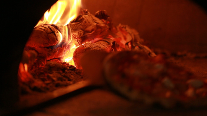 アジア第2位の職人が作る！  薪釜で焼き上げる”カリもち”食感の絶品ピザ