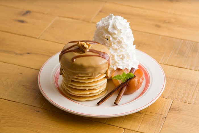 「カフェラテパンケーキタワー、焼きリンゴ添え」