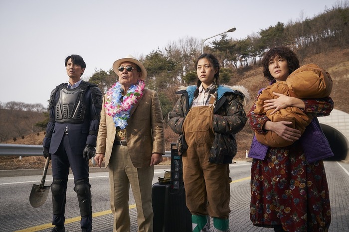 『感染家族』　(C) 2019 Megabox JoongAng Plus M & Cinezoo, Oscar 10studio, all right