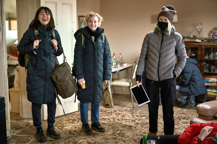 『ロイヤルホテル』メイキング　© 2022 Hanna and Liv Holdings Pty. Ltd., Screen Australia, and Create NSW