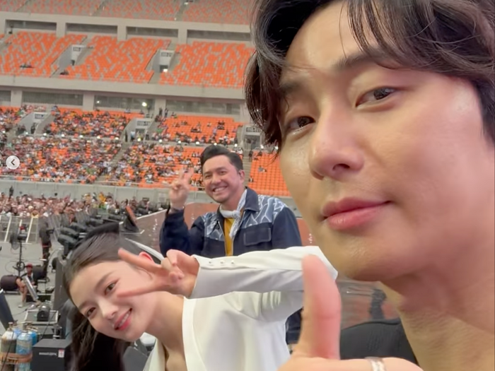 パク・ソジュンの後ろから出てきたのは…女優キム・ユジョンとの「レアな2SHOT」に反響 【PHOTO】