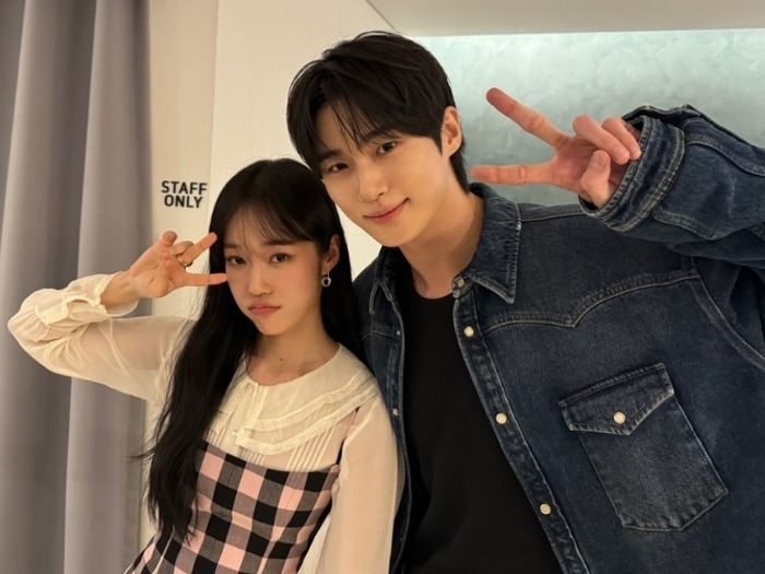 『ソンジェ』俳優ビョン・ウソク、共演した女優と仲良くピース!“21世紀の売れっ子たち”【PHOTO】
