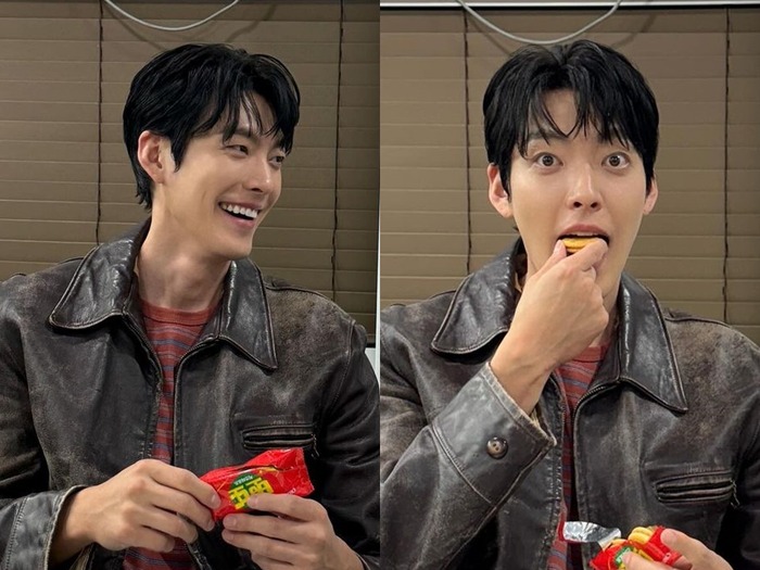 俳優キム・ウビン、無邪気な笑顔が「可愛すぎる」と話題!お菓子を頬張るギャップにやられる【PHOTO】