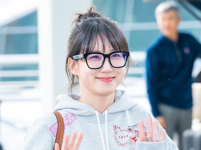 女優パク・ウンビン、黒縁メガネをかけても可愛いすぎる!“癒される笑顔”【独占写真】