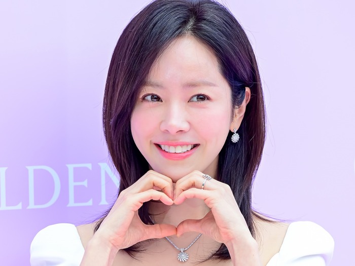 本日「青龍映画賞」のMCに!『イ・サン』女優ハン・ジミン、先輩女優からの贈り物に満面の笑み!【PHOTO】