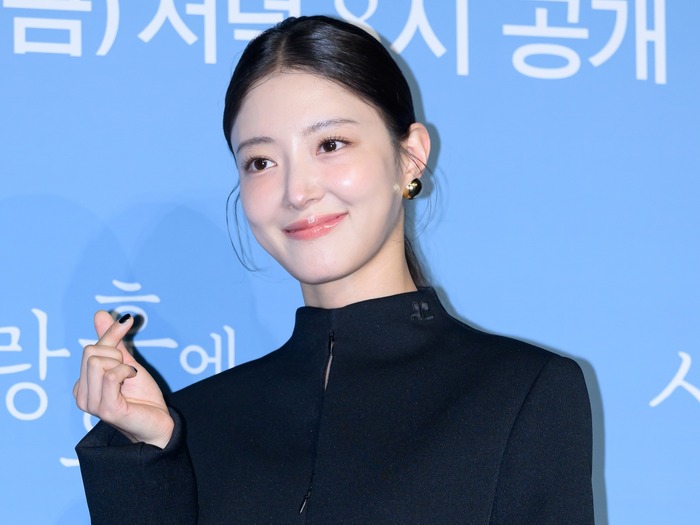 坂口健太郎と共演したイ・セヨン、17歳のころの初恋を振り返る「あまりにも傷つく愛は違うと悟った」