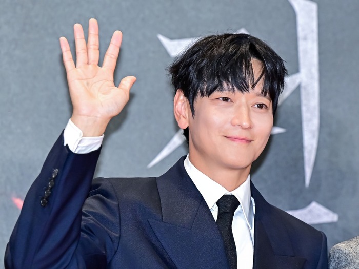 俳優カン・ドンウォン、『ドラゴンボール』の台詞を全覚え?「漫画喫茶で一日中過ごす時も」