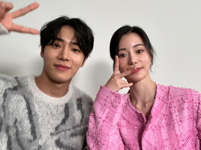 兵役中の彼氏も嫉妬寸前!?女優イム・ジヨン、年下俳優との2SHOT公開!9歳差とは思えないビジュアル【PHOTO】