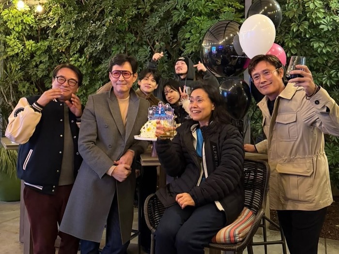 俳優イ・ジョンジェ、『イカゲーム』プロモ活動中に52歳に!出演者たちとのお祝いショット公開【PHOTO】