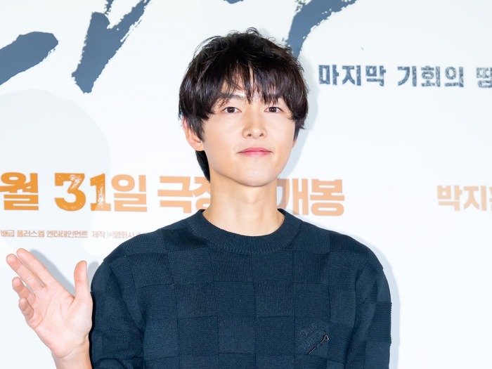 二児のパパになったソン・ジュンギ、インタビュー中も“親バカ”全開!スタッフに写真を見せながら「可愛い」