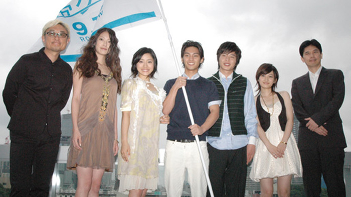 左から堤幸彦監督、関めぐみ、石原さとみ、柳楽優弥、田中圭、佐藤千亜妃、そして原作者の天童荒太