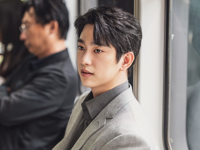 GOT7・ジニョン、“理系エリート”らしい姿に釘付け…除隊後初の新ドラマのスチールカットを公開!