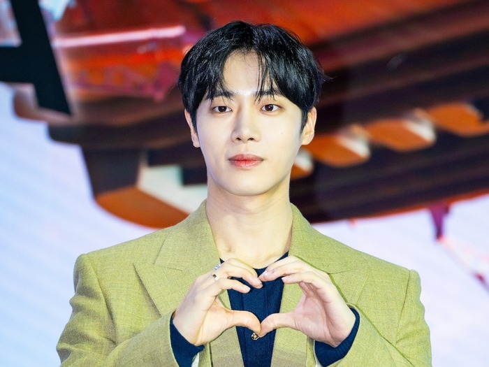 最旬俳優チュ・ヨンウ、「チュ・ジフンに憧れすぎて」芝居も似てきた!? 新作『トラウマコート』制作発表会で告白!