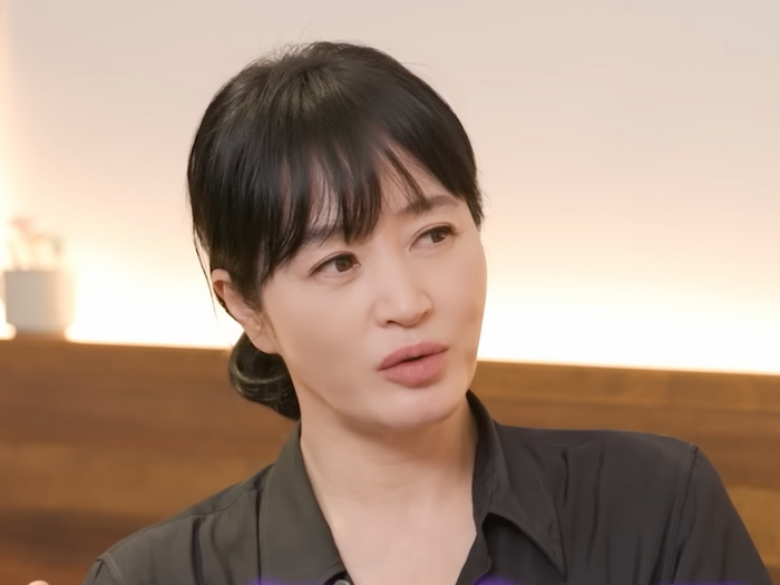 “信じられない54歳” 女優キム・ヘス、圧巻ドレス姿のための「必死なスタイル維持」を語った!