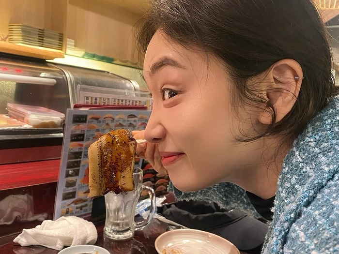 『ザ・グローリー』女優が日本を満喫!寿司屋での無邪気な姿に「安心しました」の声【写真】