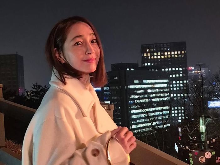 デート中？撮影中？女優イ・ミンジョン、夜景より輝く美貌「ブレていても目鼻立ちくっきり」【PHOTO】