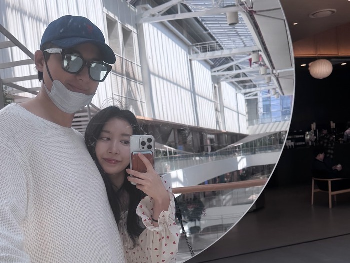 “推し”だった韓国スターと結婚した日本人女性、「久しぶりのデート」で幸せオーラ全開!【PHOTO】