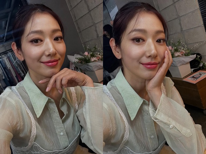 “1児のママ” パク・シネ、最新自撮りで“隙のない”美貌を披露!「やっぱり可愛い」【PHOTO】