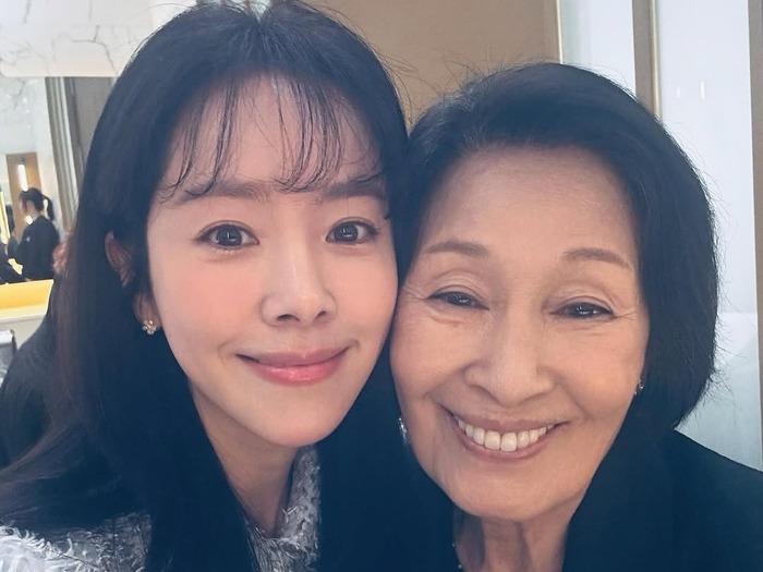 女優ハン・ジミン、共演者たちと和やかな雰囲気で「天上界の美貌」を披露!【PHOTO】