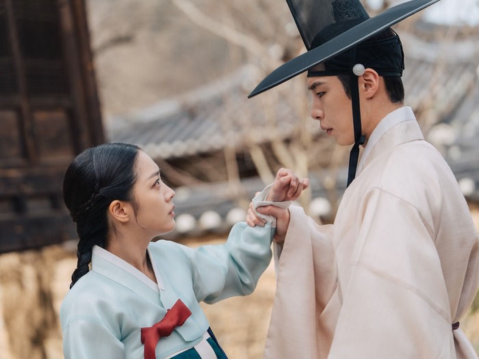 記憶を失ったイ・ジェウクは本物なのか…Netflix新作『呑金/タングム』の“謎めいた”スチール初公開！