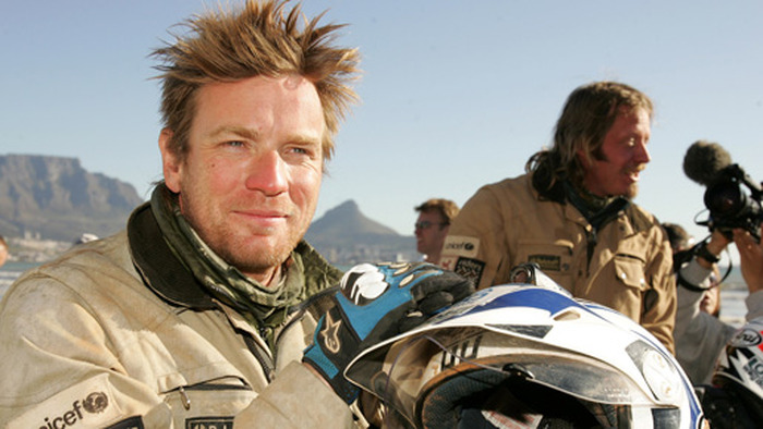 バイクの旅を終え、満足そうな表情のユアン　-(C) Getty Images/AFLO