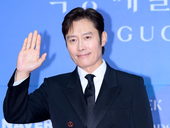 Netflix新作『スンブ:二人の棋士』主演のイ・ビョンホン、受賞は逃すも「輝く存在感」