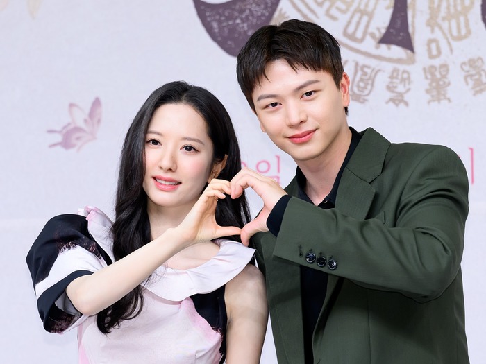 『鬼宮』ユク・ソンジェ×キム・ジヨンのおんぶショット公開、16年の友情から恋の駆け引きへ